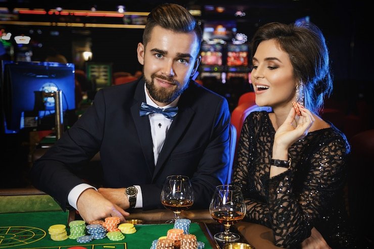 Antarmuka aplikasi emastoto menampilkan menu permainan slot, live dealer, dan taruhan olahraga di perangkat mobile
